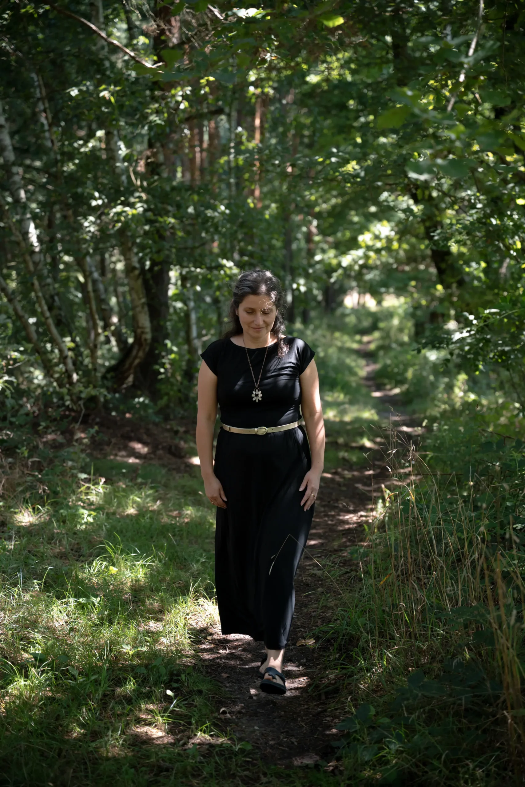 Bára v černých letních šatech na procházce v lese