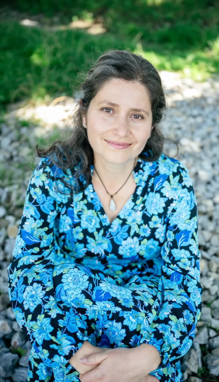 Bára v květovaných šatech se usmívá