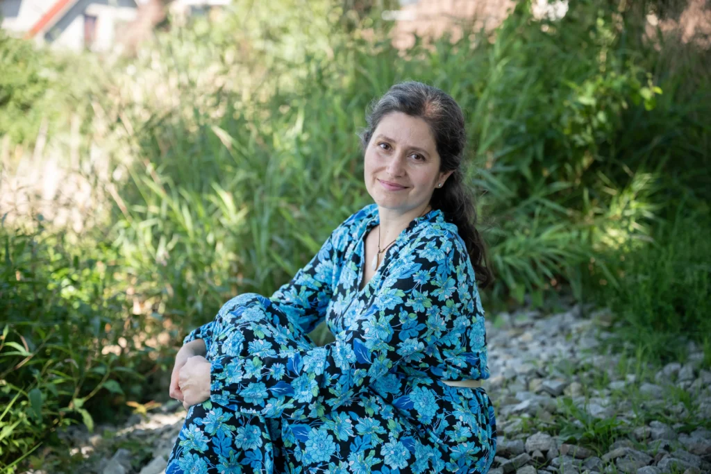 Bára v květovaných šatech, pohled do objektivu