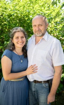 Bára a&nbsp;Vojtěch stojí spolu a&nbsp;usmívají se