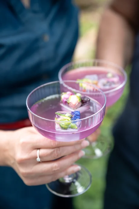 tukající 2 skleničky s&nbsp;barevnými květy