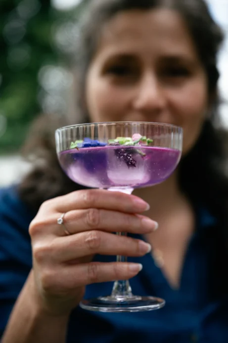 Bára drží skleničku s drinkem